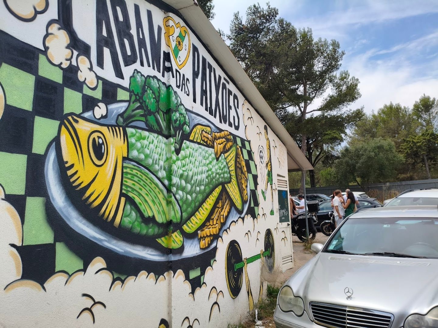 Mural com peixe pintado na parede exterior