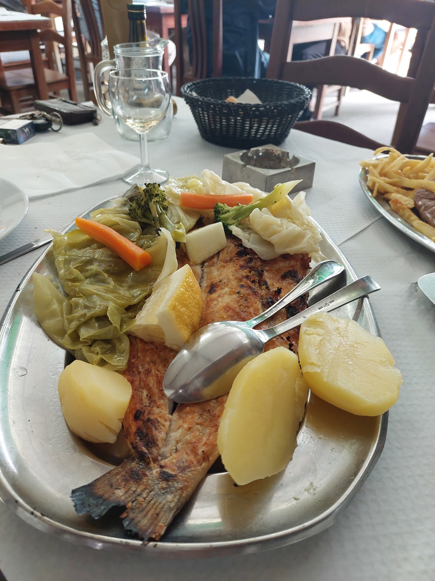 Travessa de peixe grelhado com batata cozida e legumes